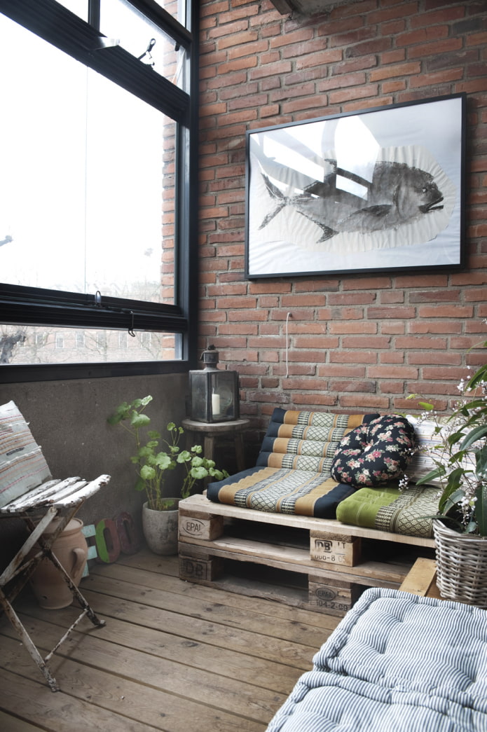 Ang Loggia na may kasamang loft-style pallet furniture