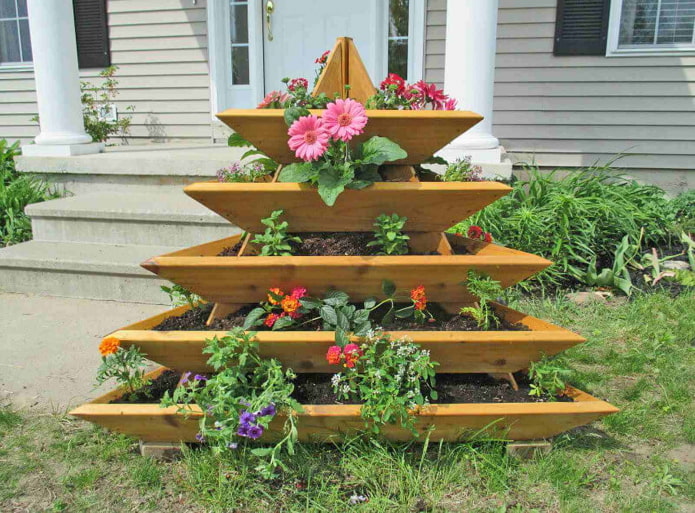 pirámide de madera para macizos de flores