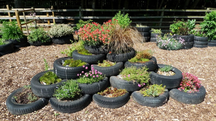 llantas negras en el jardín