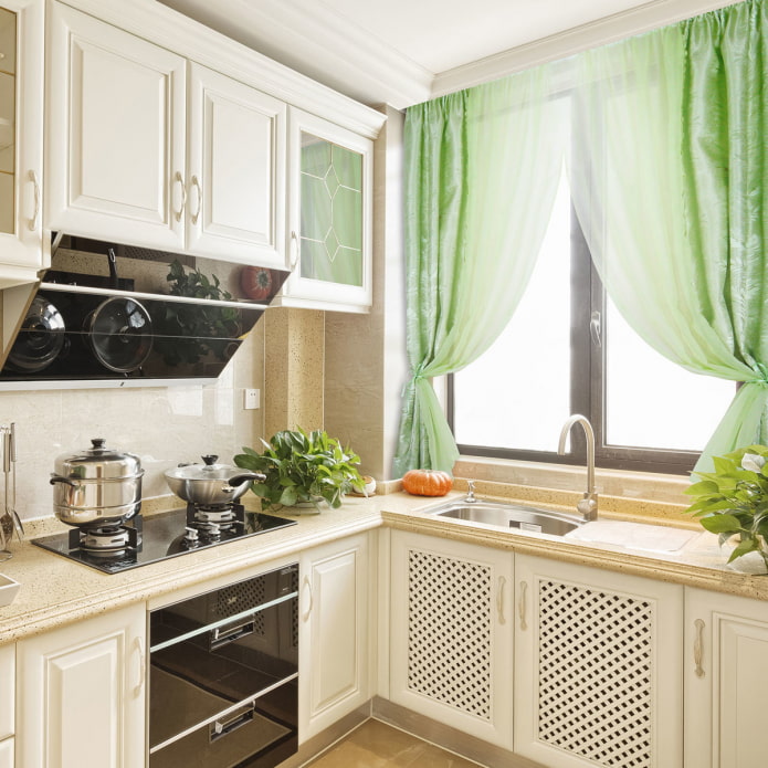 cortinas en la cocina con un fregadero junto a la ventana