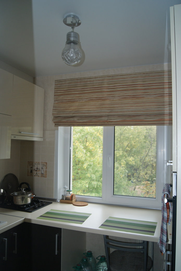 cortinas a rayas en la cocina