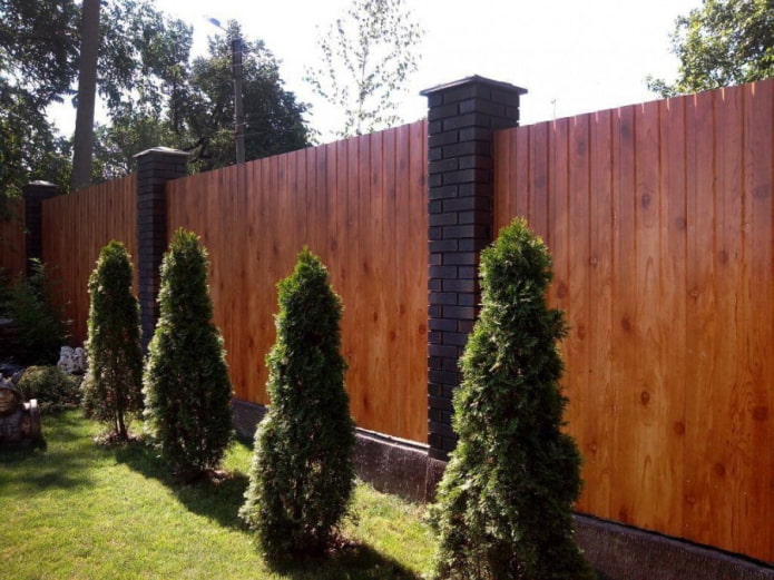 Valla fabricada en imitación de chapa perfilada de madera