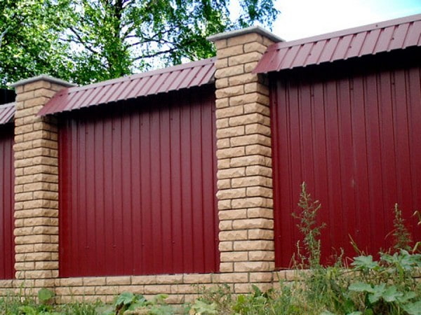 Burgundy corrugated na bakod na may isang tagaytay