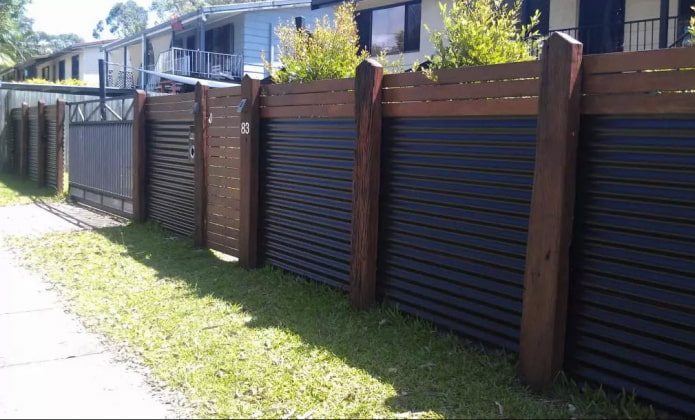 Valla de chapa perfilada con postes de madera