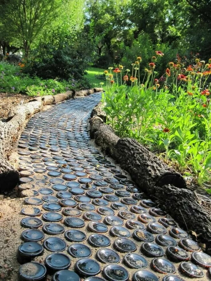 Camino de jardín de botellas