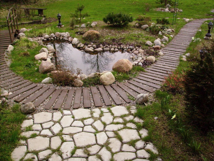 Pasarela de tablones de madera.