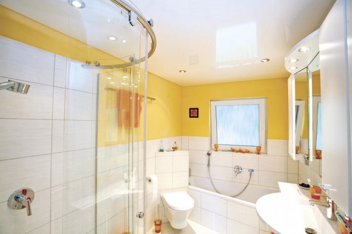 baño blanco y amarillo