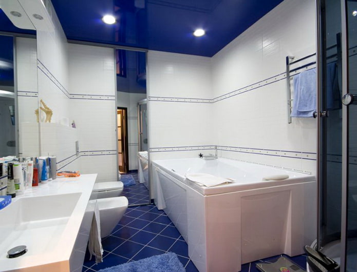 techo tensado azul en el baño