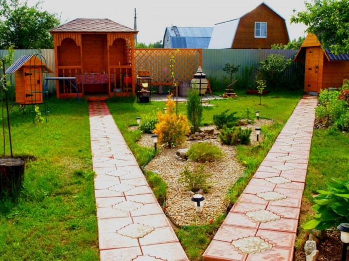 caminos de baldosas en el jardín