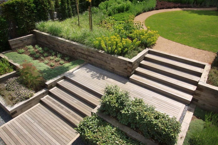 terrazas de madera en el jardín