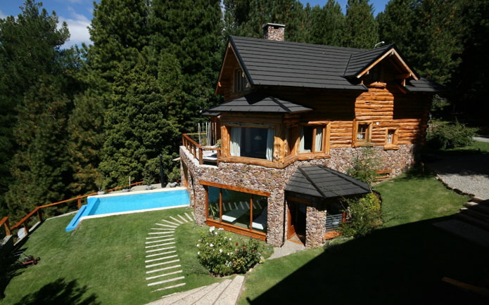 casa de madera con piscina en las tierras bajas