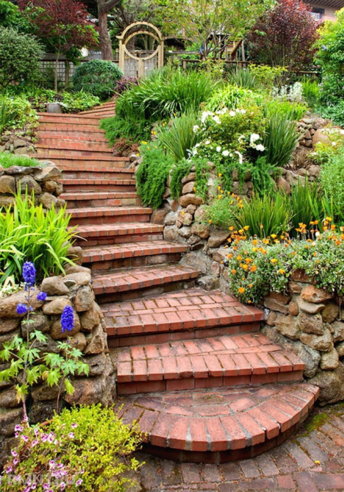 escaleras de ladrillo en el sitio