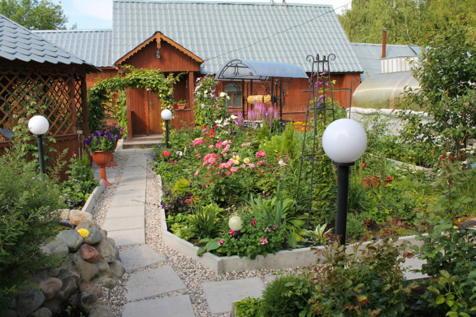 Pequeño jardín con flores