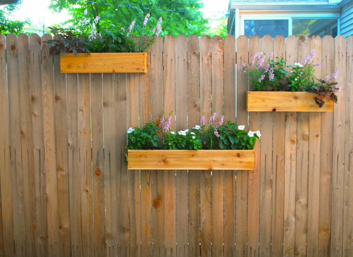 Valla con cajas para plantas