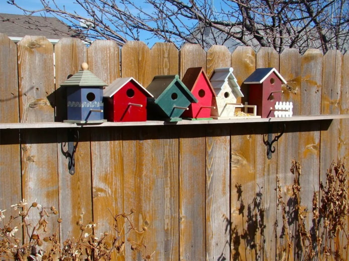 Makukulay na birdhouse