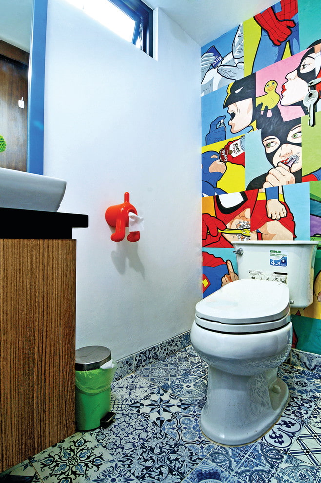 Mga komiks sa ibabaw ng cistern ng banyo