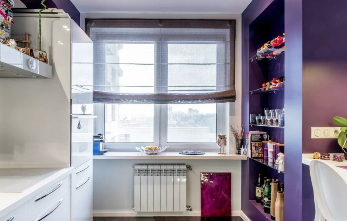 Cocina luminosa con estantes en una caja de ventilación.