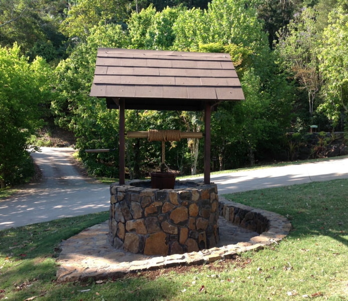 decoración de pozo de piedra