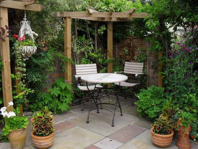 Muebles de jardín con patas delgadas.