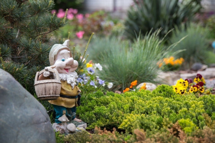 Enano en un jardín de flores