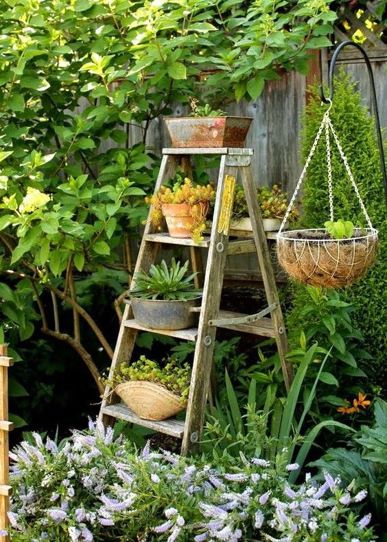 Escalera con flores en el jardín.