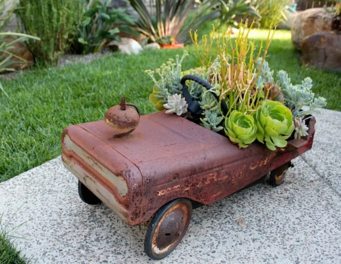 Coche de juguete en el jardín.