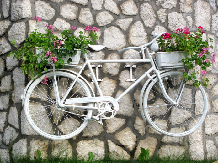 Jardinera de bicicletas en la pared