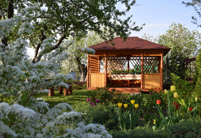 Kahoy na gazebo