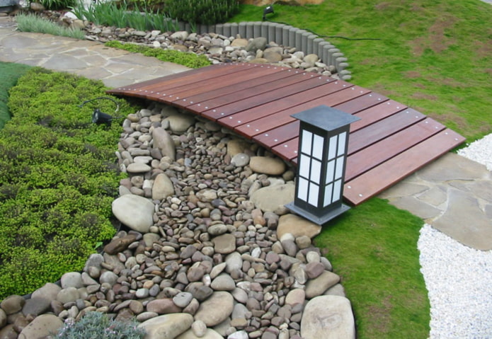 puente de madera en el jardín