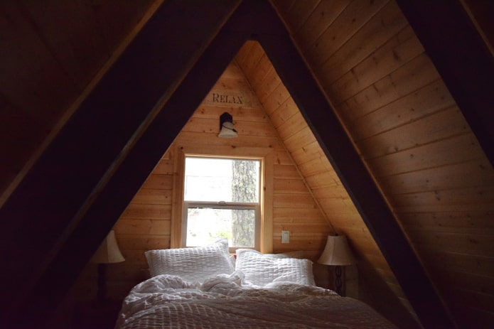 pequeño dormitorio en el ático