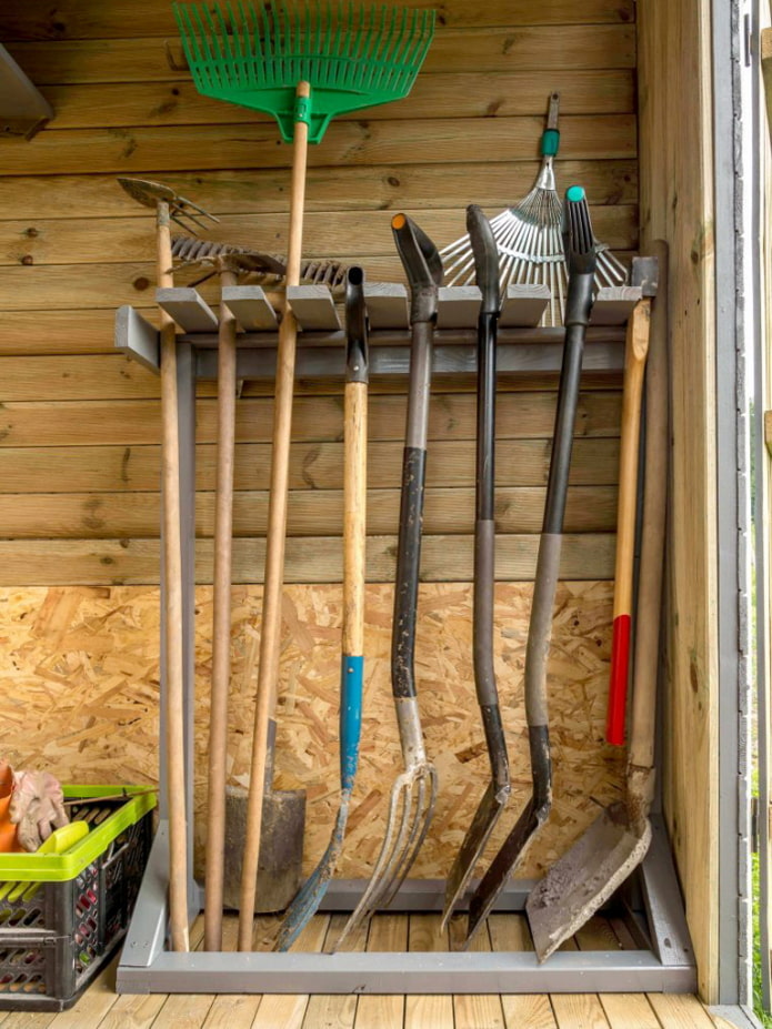 Rack para herramientas de jardín