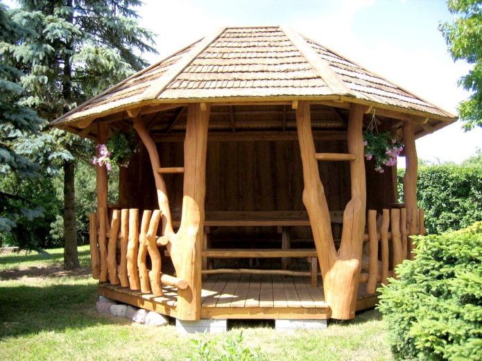 gazebo na gawa sa kahoy