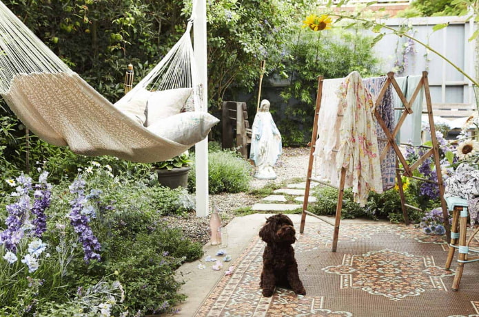 hamaca unida a postes blancos de madera en estilo boho