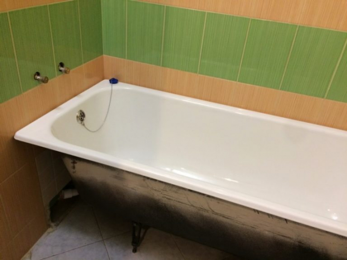 nakahanda nang bathtub na may insert