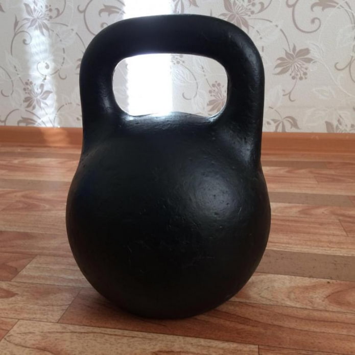 Kettlebell sobre linóleo