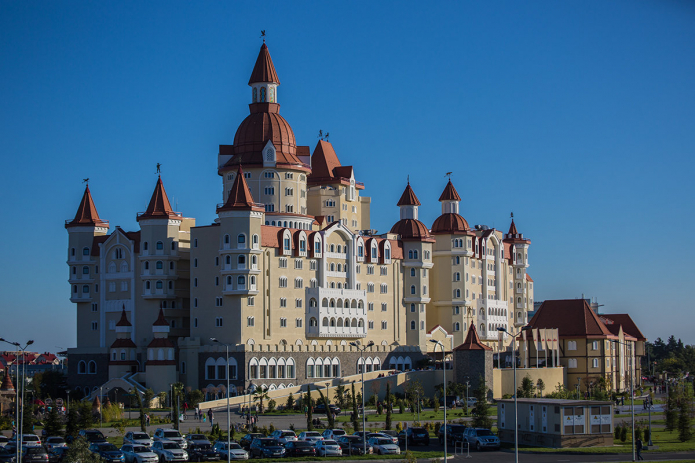 Hotel Bogatyr por la tarde