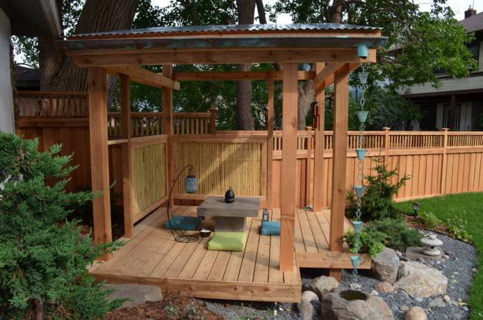 pérgola en el jardín