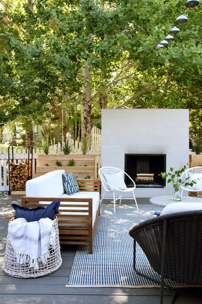 un lugar para relajarse en el campo con chimenea