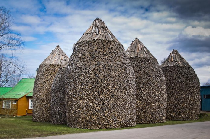 Woodpile maliit na bahay