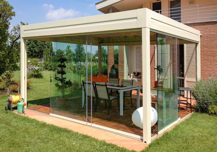 Gazebo na may frameless glazing