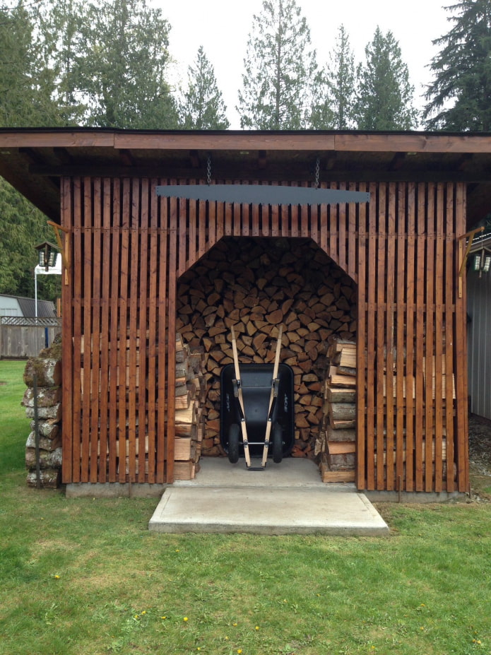 hombre de madera en el campo