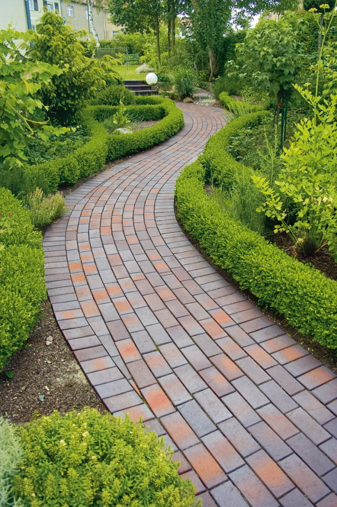 camino de azulejos en el jardín