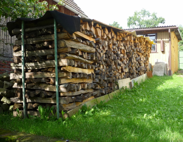 hombre de madera en el campo