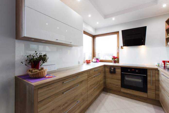 cocina con madera y fachadas blancas