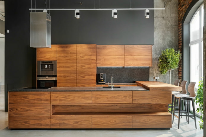 cocina negra con madera