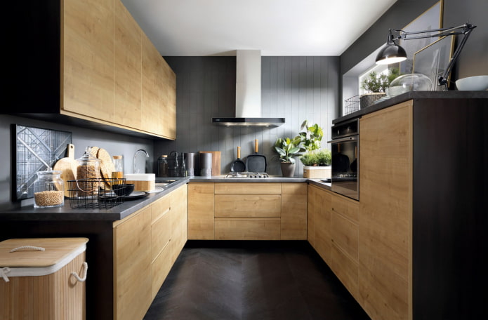 cocina negra con madera