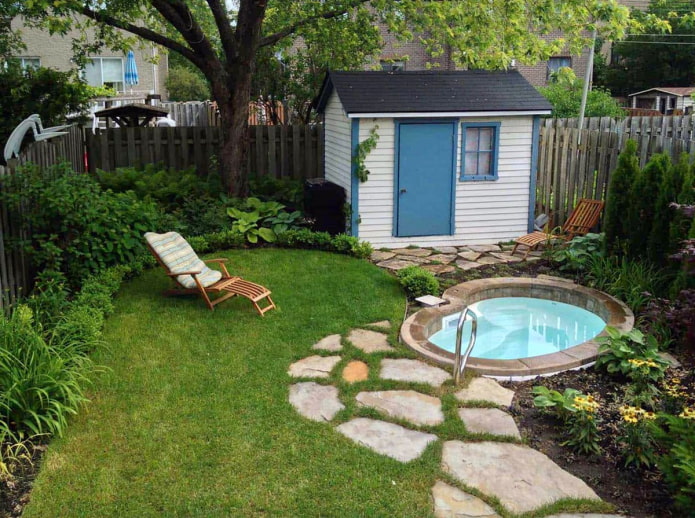 Piscina en un pequeño patio