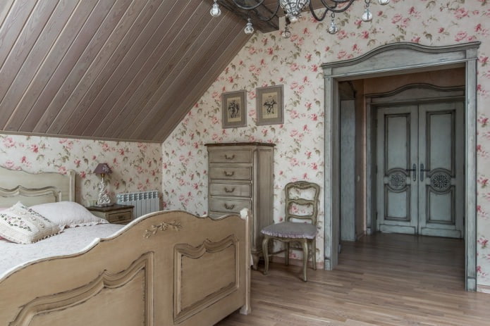 dormitorio en una casa de madera en el ático.