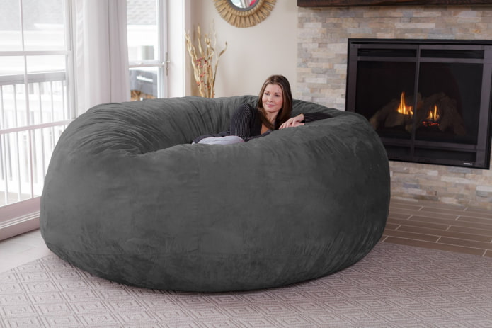 napakalaking bean bag sa sala