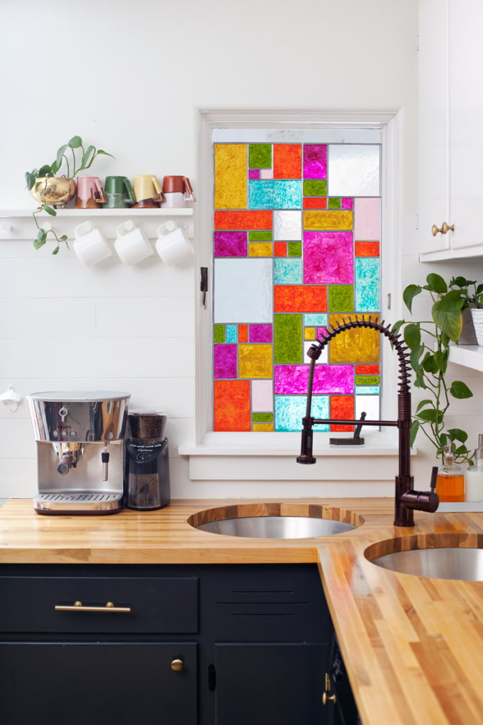 Ventana falsa con vidrieras en la cocina.